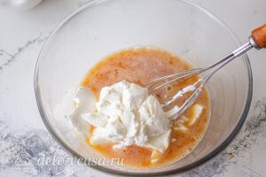 Пирог с консервированными персиками и рикоттой: Добавить рикотту во взбитые яйца