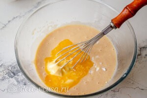 Пирог с консервированными персиками и рикоттой: Добавляем сливочное масло и взбиваем