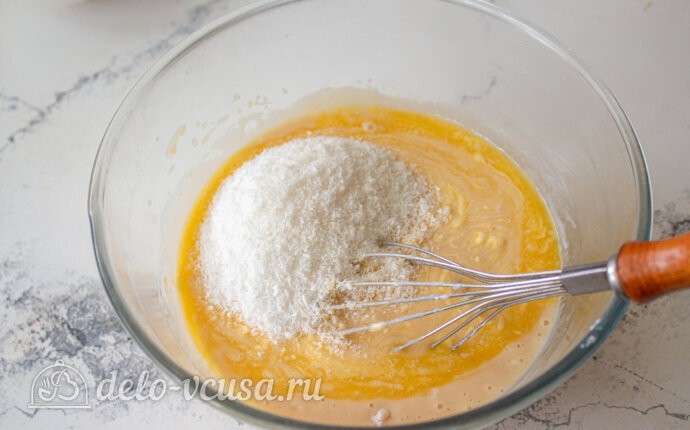 Пирог с консервированными персиками и рикоттой: Добавляем кокосовую стружку Пирог с консервированными персиками и рикоттой: Добавляем кокосовую стружку