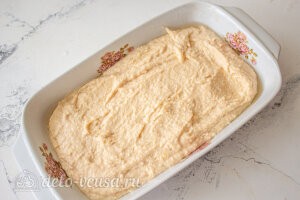 Пирог с консервированными персиками и рикоттой: Выкладываем тесто в форму