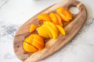 Пирог с консервированными персиками и рикоттой: Режем персики дольками