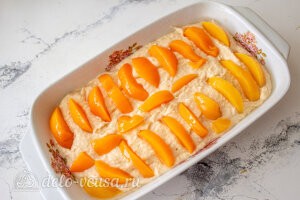 Пирог с консервированными персиками и рикоттой: Отправляем пирог в разогретую духовку