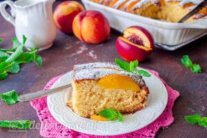 Пирог с консервированными персиками и рикоттой готов