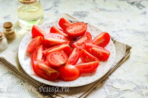 Режем помидоры пополам