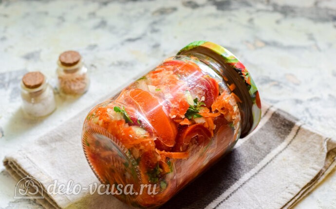 Закатываем банку с помидорами крышкой