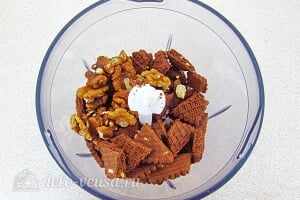 Бисквитный торт со сгущенкой «Тайный комплимент»: Орехи и печенье отправляем в блендер