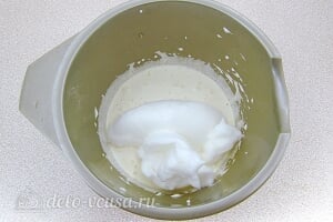 Бисквитный торт со сгущенкой «Тайный комплимент»: Вводим взбитые белки к желтковой массе