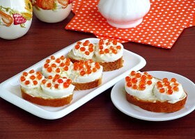 Рецепт бутерброды с красной икрой и яйцом
