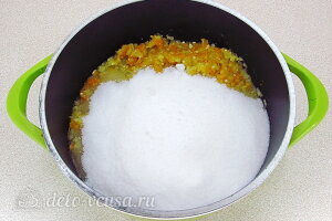 Ставим емкость с кабачками на плиту и добавляем сахар