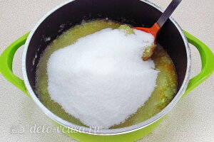 Перемешиваем смесь и добавляем сахар