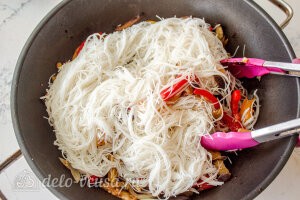Фунчоза с баклажанами и болгарским перцем: Доабвляем рисовую лапшу к овощам