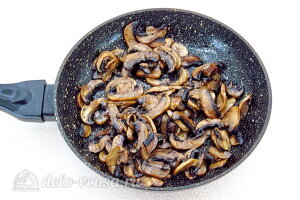 Обжариваем грибы на сливочном масле