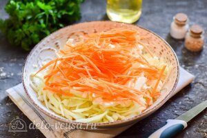 Капуста по-корейски с огурцами на зиму: Морковь трем на терке
