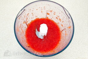 Измельчаем помидоры в чашу