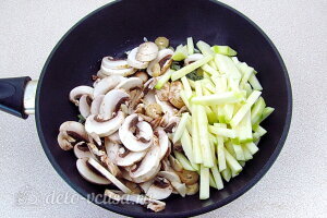 Добавляем кабачки и грибы в сковороду