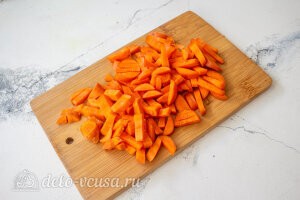 Режем соломкой морковь и добавляем в сковороду