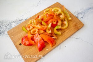 Режем болгарский перец и кладем в сковороду