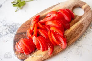 Овощной салат с творогом и базиликом: Режем помидоры ломтиками