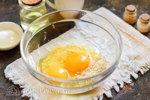 Добавляем яйца, соль и специи