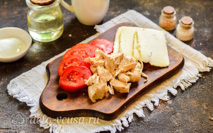 Режем сыр, помидоры и вареную курицу