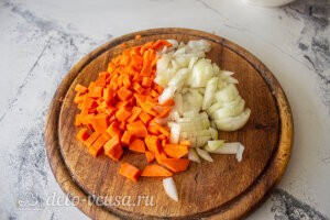 Варим рис м режем морковь с луком