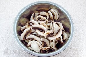 Гречневые котлеты с грибами: Режем грибы