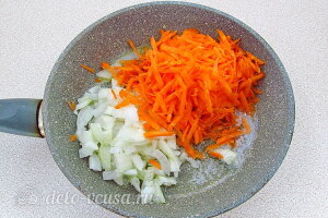 Кладем лук и морковь на сковороду