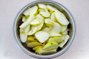 Чистим яблоки и режем их тонкими пластинками