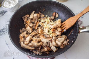 Бефстроганов из курицы с грибами: Добавляем к курице измельченный чеснок