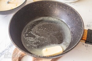 Разогреваем на сковороде растительное масло