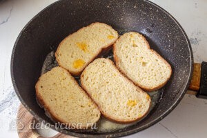 Кладем хлеб на разогретую сковороду