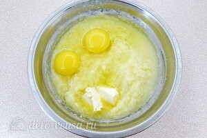 Добавляем яйца и сливочное масло