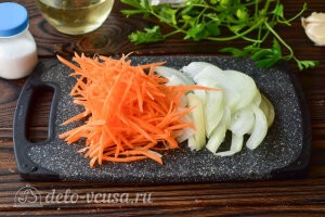 Измельчаем морковь и репчатый лук