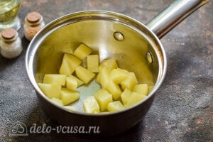 Кукурузная похлебка: Варим картошку до готовности