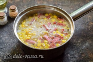 Кукурузная похлебка: Добавляем обжаренные лук и колбасу в суп