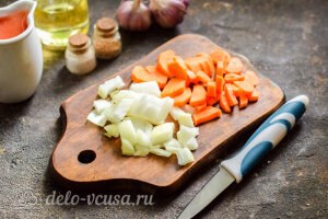 Лечо со стручковой фасолью на зиму: Режем лук и морковь