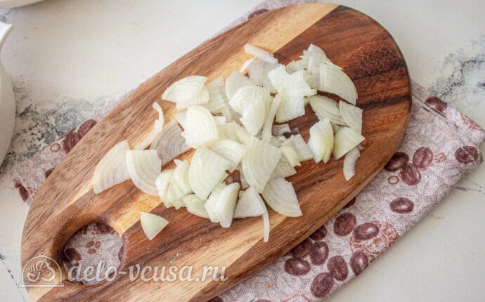 Селедка под шубой по Дюкану: Режем репчатый лук