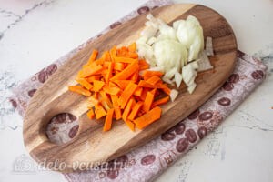 Болгарский борщ с баклажанами: Режем морковь и лук