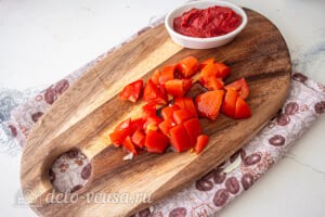 Болгарский борщ с баклажанами: Режем томаты кубиками