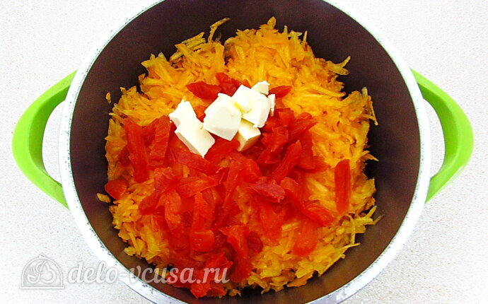 Десертный тыквенный крем с курагой и сливками: Тыкву, курагу и сливочное масло кладем в кастрюлю Десертный тыквенный крем с курагой и сливками: Тыкву, курагу и сливочное масло кладем в кастрюлю