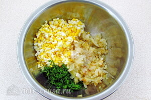 Драники из картошки с начинкой из яиц и лука: Соединяем жареный лук, яйца и зелень