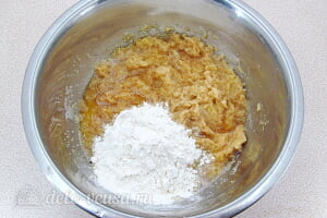 Драники из картошки с начинкой из яиц и лука: Добавляем муку, соду и соль