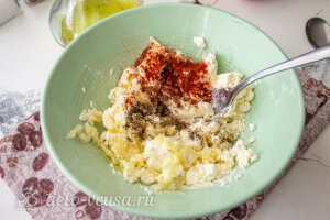 Фаршированные перцы с сыром в духовке: Добавляем чеснок и специи по вкусу