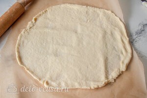 Раскатываем тесто в лепешку