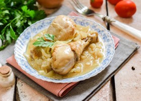 Рецепт нежная курица тушеная с луком