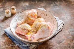 Курица тушеная с луком: Посыпаем куриные голени специями