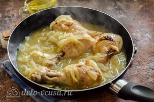 Курица тушеная с луком: Готовое мясо вместе с подливой подаем к столу