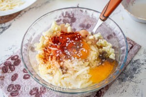 Перец фаршированный курицей и кабачками: Добавляем к начине яйца, специи и соль