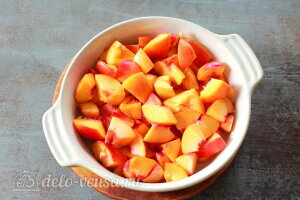 Коблер с персиками: кладем фрукты на дно формы