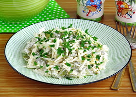 Рецепт пикантный салат с яблоками и солеными огурцами